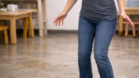 ramasser du vomi sur une surface en service de garde