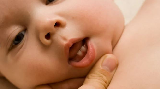 Poussée dentaire : attention aux fausses croyances !